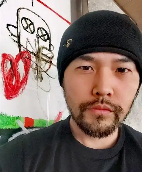 周杰伦晒最新自拍胡子浓密!