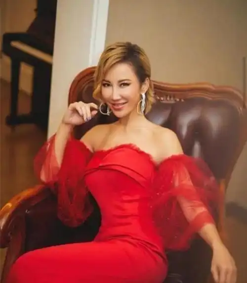 李玟身材太妖娆了身穿红色抹胸裙性感妩媚不愧是人间尤物