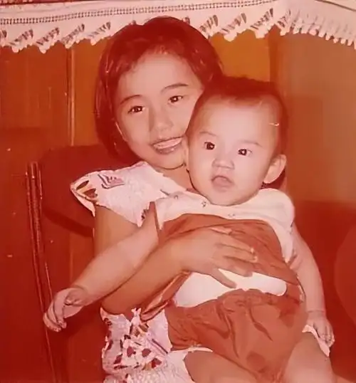 回顾陈松伶我这辈子正确的事就是40岁嫁给了小8岁的演员丈夫