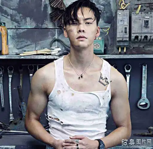 在陈伟霆的前胸口处,有一个黑色的皇冠纹身,皇冠的上面还有一颗小星星