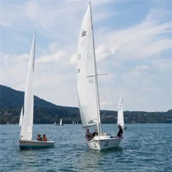 海面航行的帆船头像图片