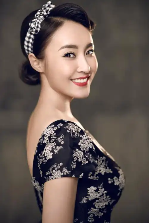 p>王泇淇 i>(原名王妍), /i>出生于甘肃省天水市,毕业于 a target="