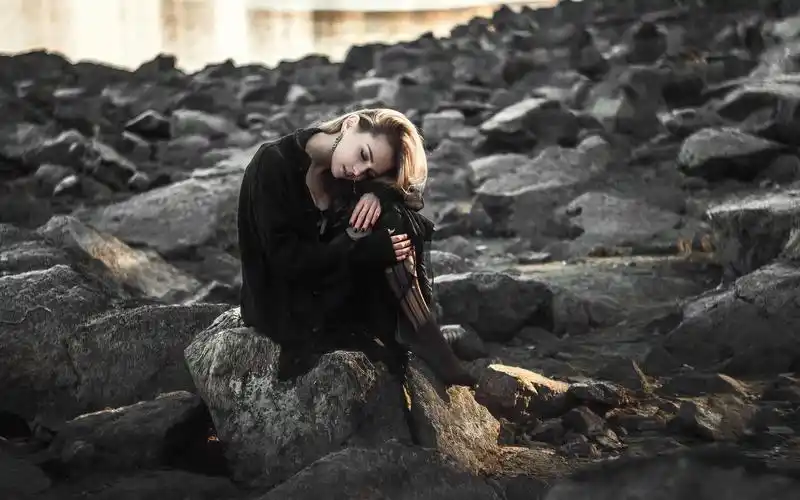 孤独的一个人心很累