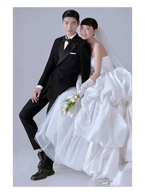 简约纯色婚纱照