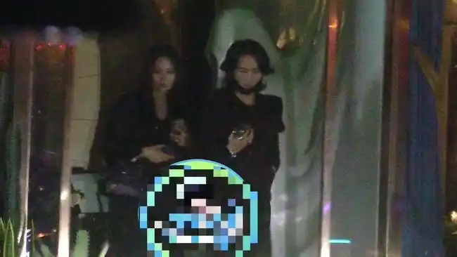 张淇与友人聚会,娇妻身材高挑气质冷艳,两人一见钟情相伴25年