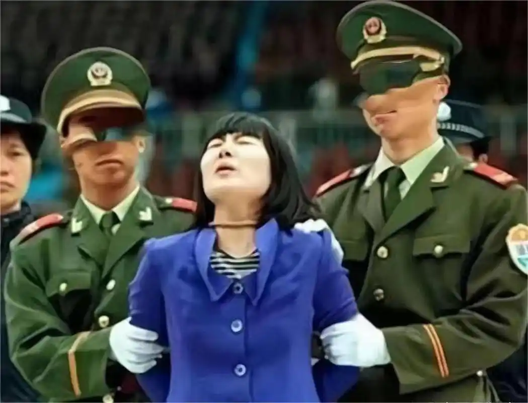 从照片中,我们可以看到她双手被绑在背后,脖子上则