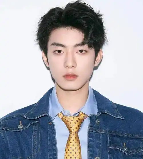 夏季男生流行发型 潮男必剪的男生短发_时尚_层次感_修剪