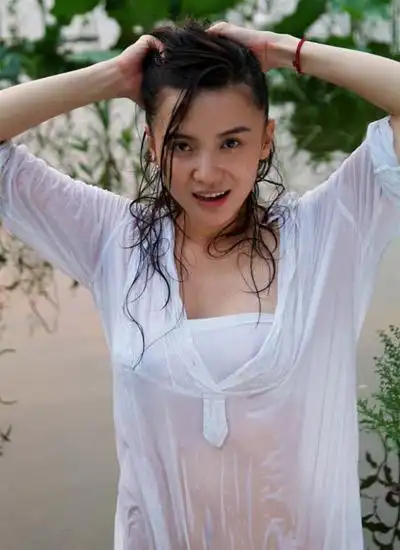 组图:小宋佳展现魔鬼身材