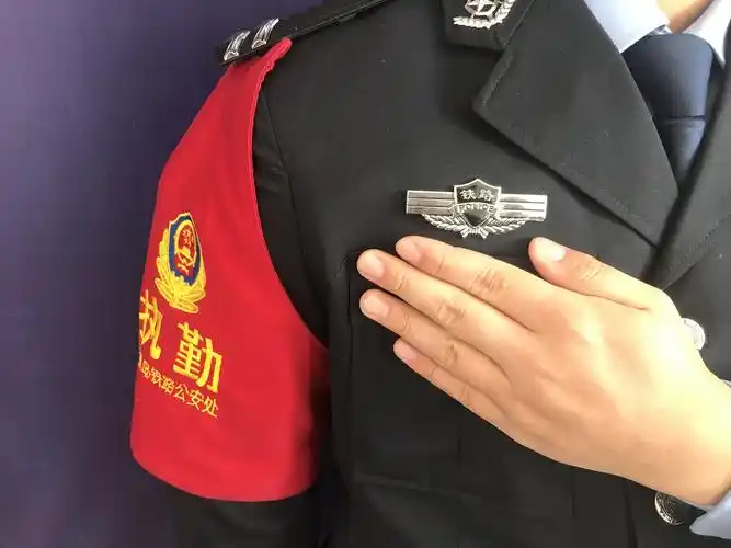 秦皇岛公安处玉田北所组织开展更换胸徽仪式.