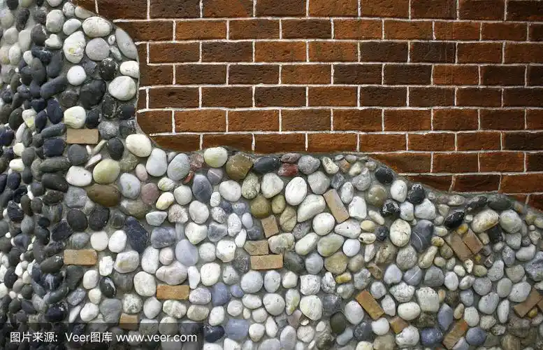 背景是一堵用鹅卵石砌成的墙