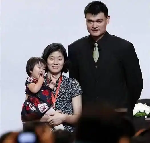 43岁姚明与女子叶莉同框,穿黑底花纹连衣裙,网友:换发型吧_成功_服装