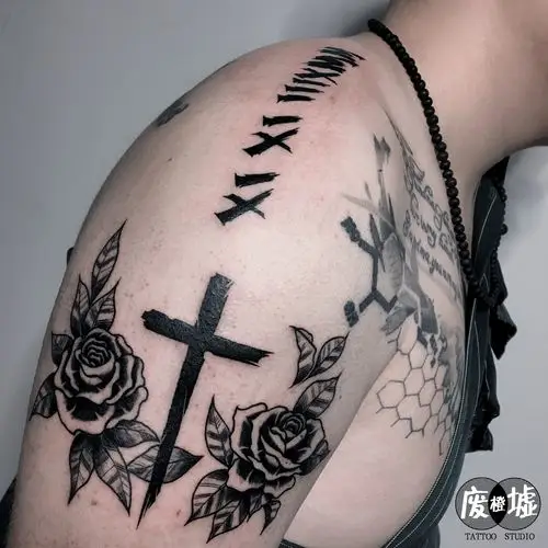 昆明纹身 肩膀罗马数字纹身 素花暗黑 废墟刺青纹身师赤道