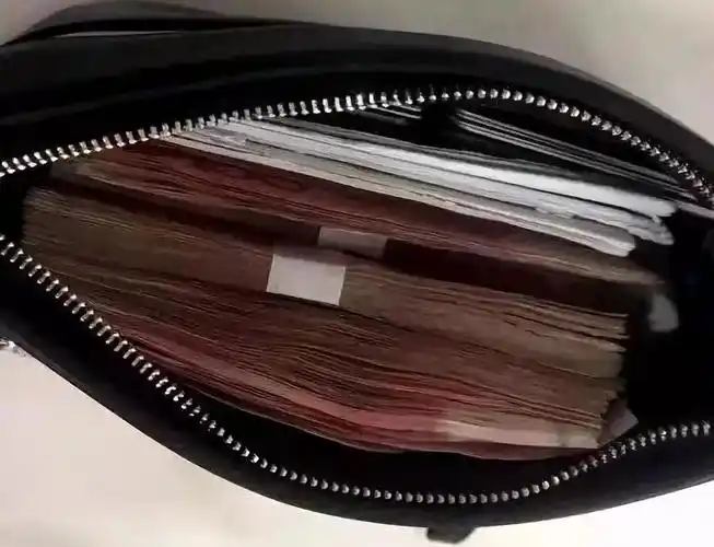 淄博一保安巡逻见到4万元现金,他当即决定