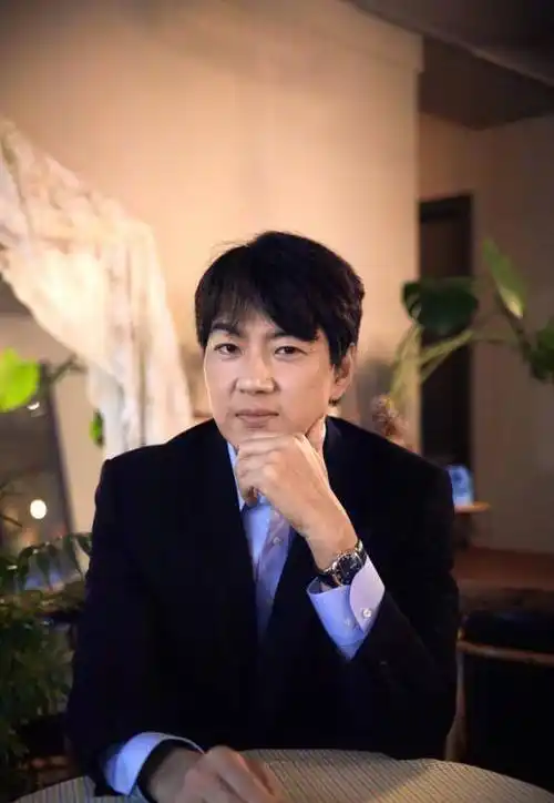 日前,演员宋一国带着自己的三胞胎儿子大韩民国万岁一同参加了韩国某