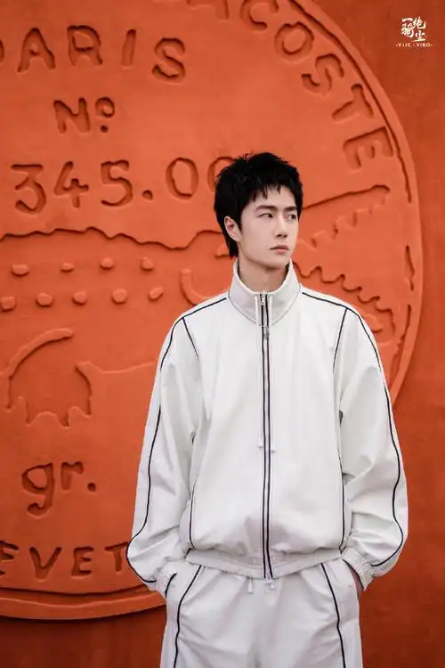 王一博巴黎街拍vlog##王一博巴黎街边潮男##王一博巴黎街边vlog