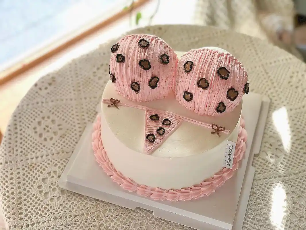 大胸蛋糕 | 女生搞怪蛋糕