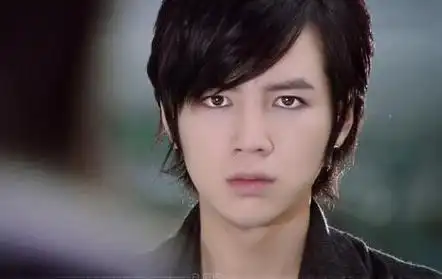 张根硕,韩国男演员.2009年,凭借韩剧《原来是美男》在韩国大火.