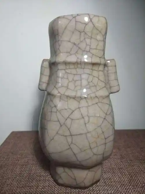 宋哥窑米黄釉八棱贯耳瓶tqzh