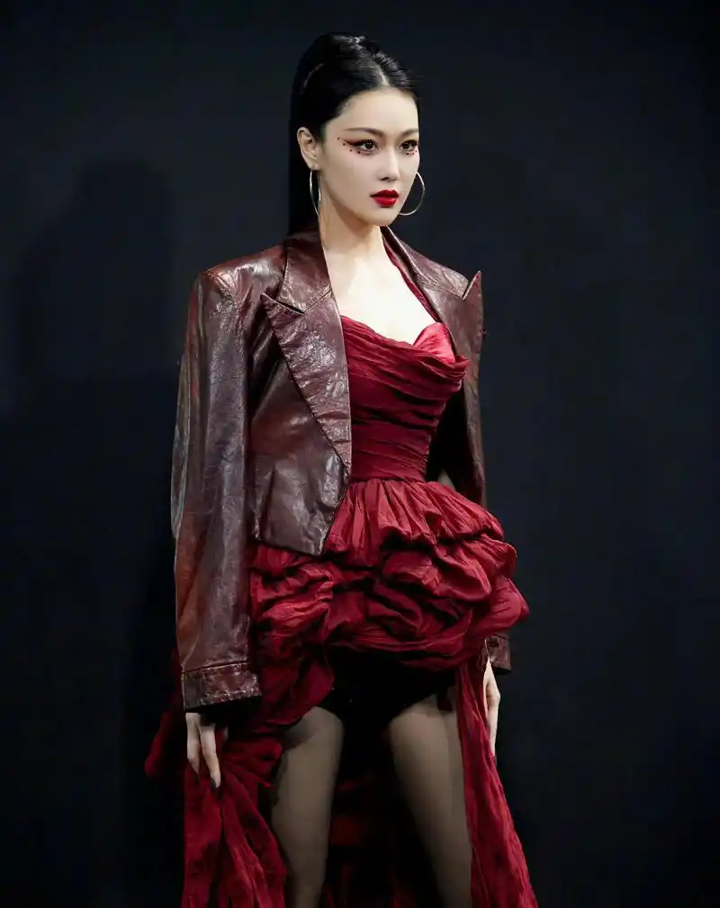 张馨予登台走秀气场全开,红色拖尾裙搭配皮衣,又酷又美!