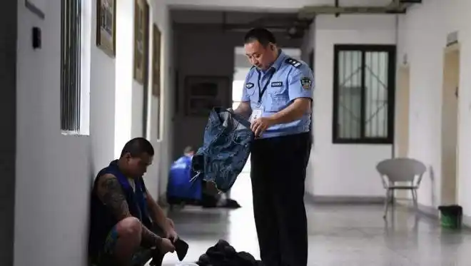 其实看守所是犯人进入监狱之前的一个暂时的停留地,在进入看守所之前