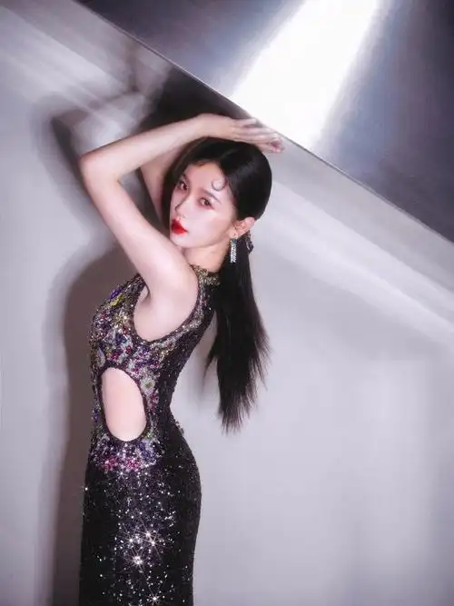 虞书欣晒出一组美照,她身穿花朵珠钉镂空裙,大胆露出腰线,展示好身材.