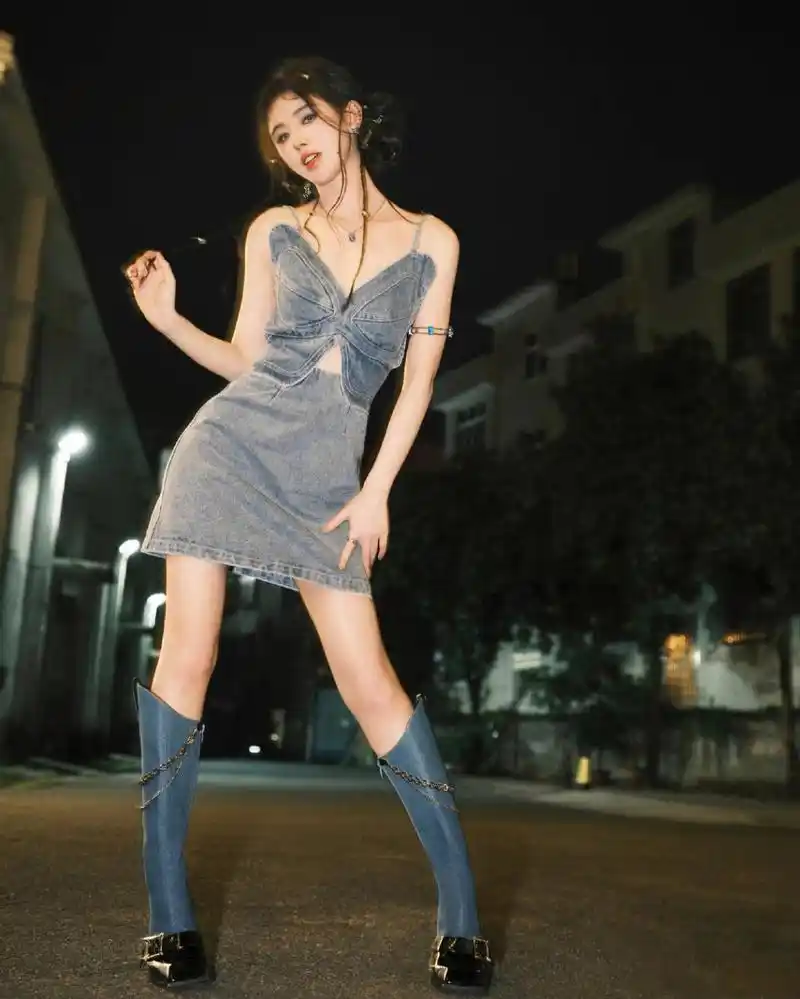 鞠婧祎吊带牛仔裙,什么风格都能hold住!#鞠婧祎