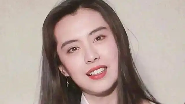 王祖贤的唇部饱满圆润,唇珠明显,厚度适中,嘴角上扬,笑起来的时候散发