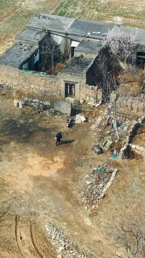 河北发现一无人村,村里人搬的搬,走的走,只剩下一户人家过着与世无争