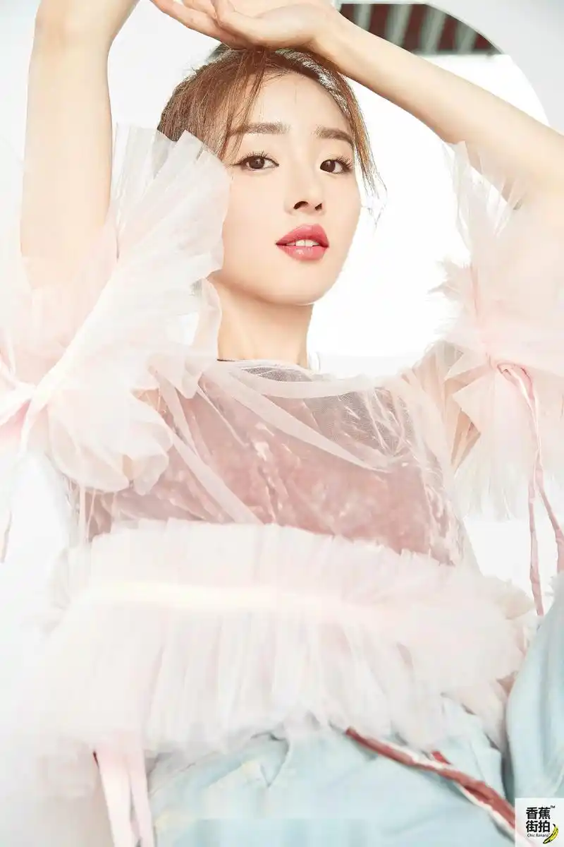 昨日,胡冰卿曝光了一组最新写真.