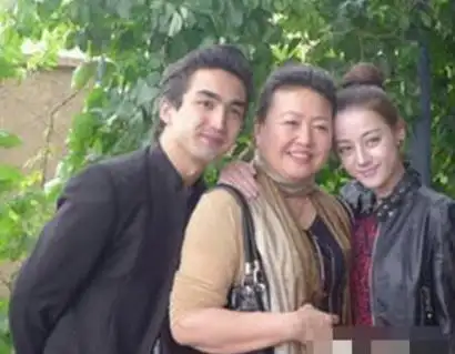 看到迪丽热巴和父母的合影,才知道杨幂为何要力捧她