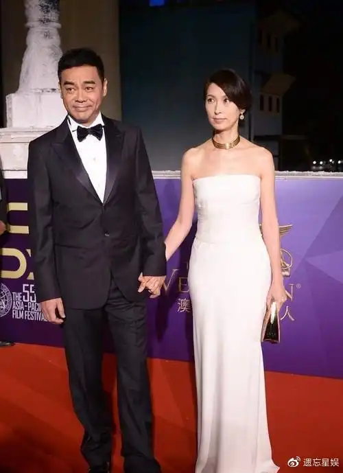 郭蔼明端庄气质不是装的穿抹胸礼服和老公拉小手恩爱又甜蜜