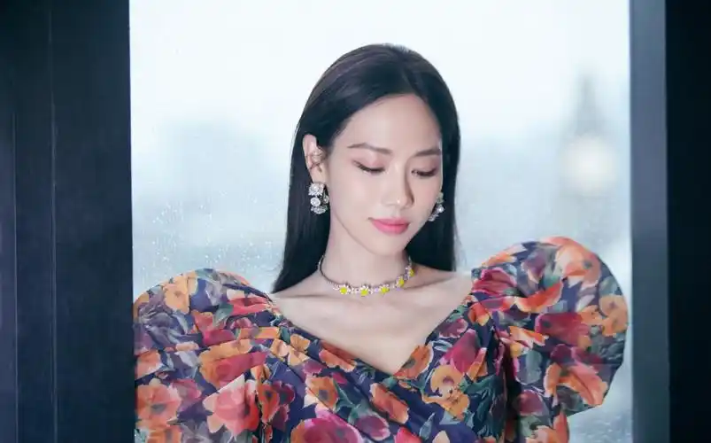 分享一组王霏霏图片给大家,图中的明星图片壁纸会点缀你的电脑桌面