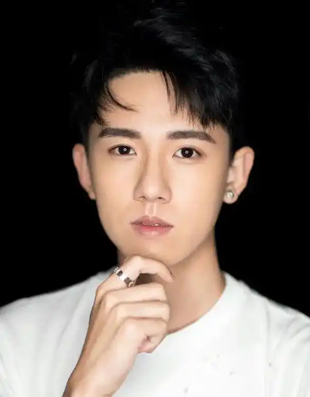 张耀,1997年4月29日出生于辽宁省沈阳市,中国内地男演员 - 抖音