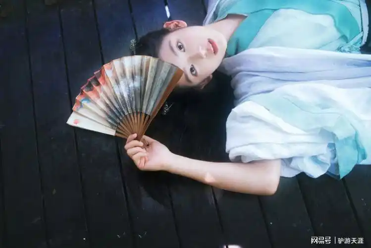 赵蕴卓古装扮相,带着闯荡江湖的侠女气质,让人心动不已