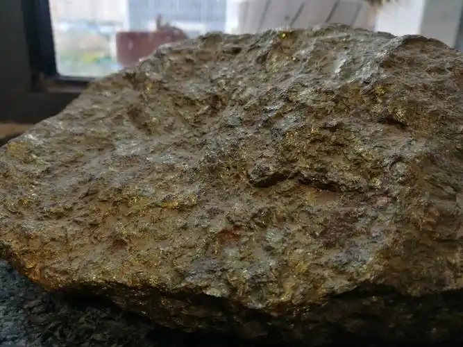 黄铜矿石,从金属的光泽可以看出含量