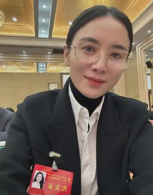 宋佳参加影协大会一身黑色西装尽显干练素颜现身颜值扛打