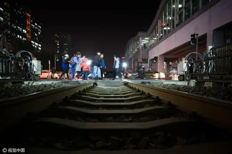 五道口火车过后,铁路上一片死寂,这里几天后就不会再有1024_683