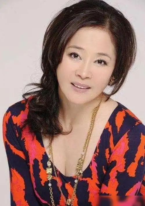 她是《高山下的花环》女一号,三段感情两次婚姻,离异后如今单身