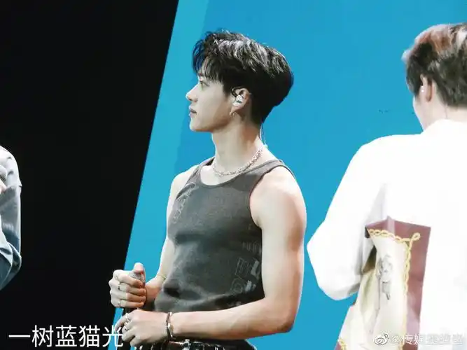 黄旭熙这小肌肉撕名牌会更有劲吧