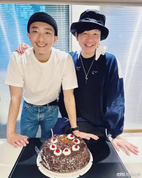 林俊杰晒给张怀秋庆生合照##林俊杰欢迎张怀秋加入4岁俱乐部