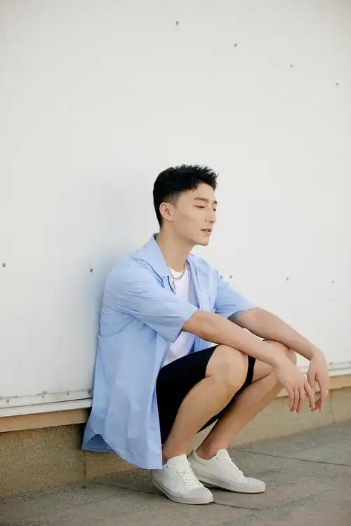 金泽灏最新写真曝光随性惬意展露清爽魅力