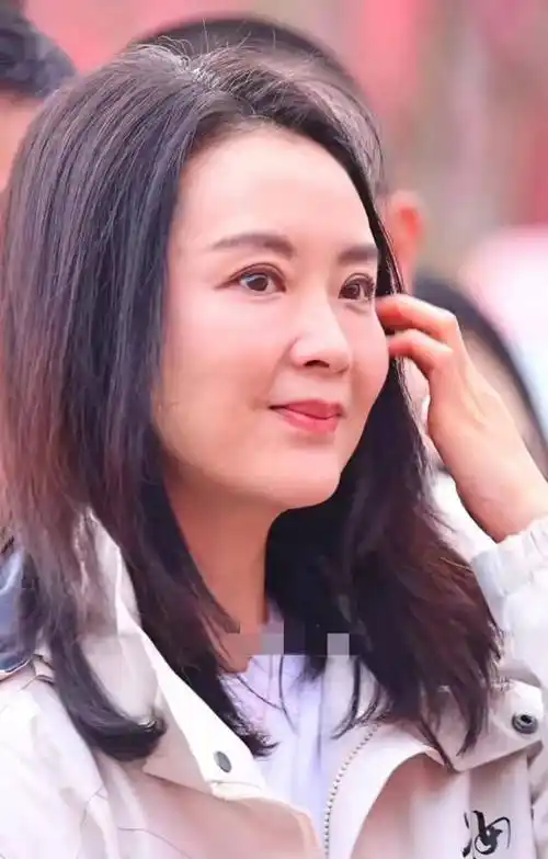 50岁晴格格王艳新戏开机路透老态明显且局促紧张不自信