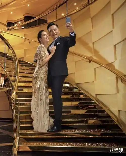 刘烨儿子诺一参加活动,光脚跳舞状态松弛的像野人,扁平足抢镜