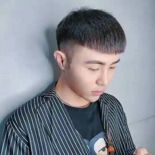 栗子头发型是今年很流行的发型,不要觉得这是一款"精神小伙"的发型!