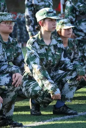 骄阳无惧绿装红颜军姿挺拔蹲下起立干净有力整齐划一左转,右转尽显