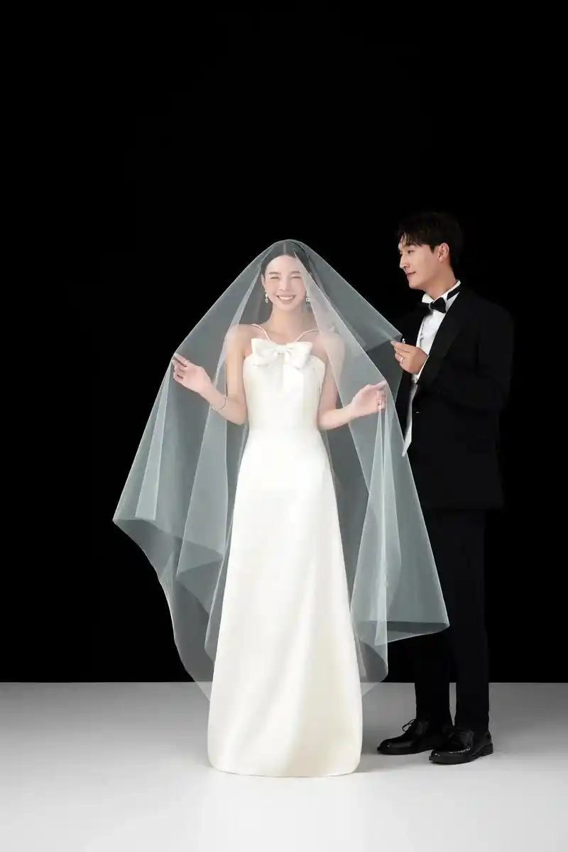 极简婚纱照|简约大气不失高级感.简单干净的纯色背景,记录爱情 - 抖音