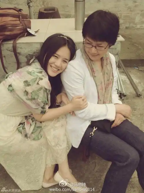 也是经过蒋雯丽进的娱乐圈,马思纯的妈妈蒋文娟是蒋雯丽的姐姐兼经纪