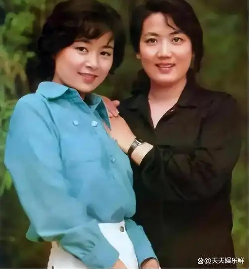 英俊潇洒的张建亚见到张瑜的第一眼,就被她那明艳动人的容颜所深深