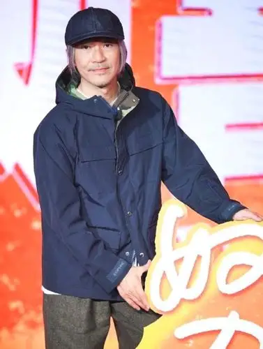 57岁周星驰近照曝光满头白发衣着简朴