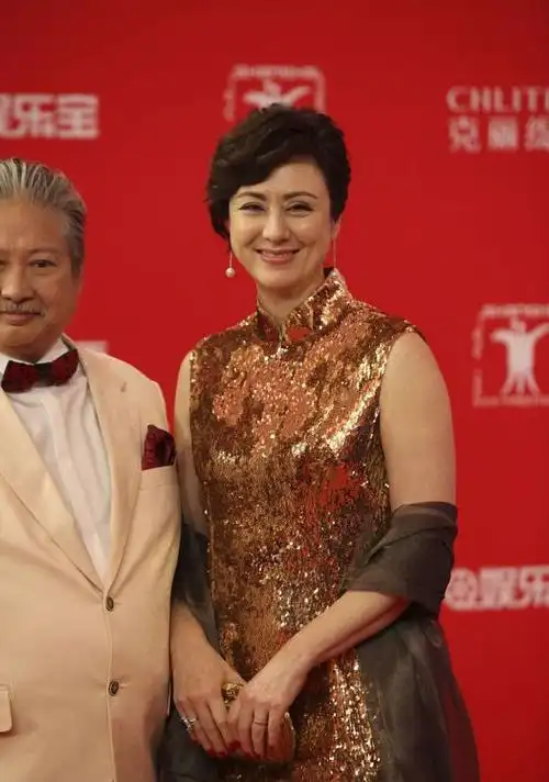 洪金宝的二婚老婆高丽虹越老越有韵味穿裙子曲线不输同龄人